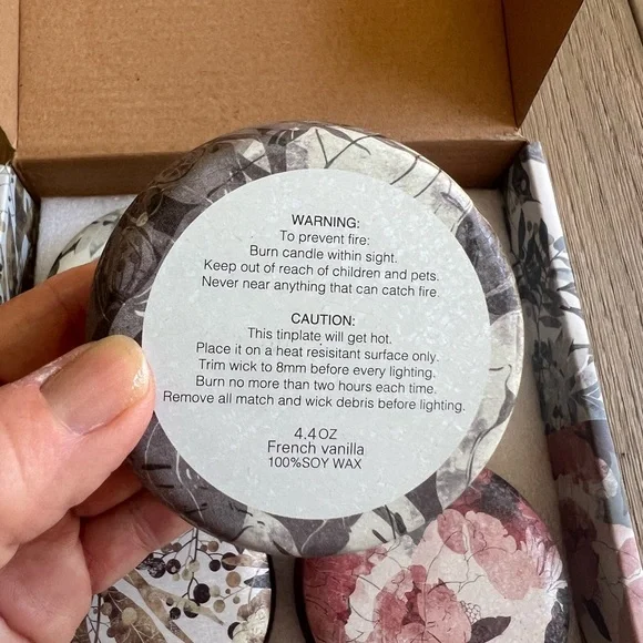 Gift box of 4 soy wax candles Scents:French Vanilla, Lavender, Freesia, Rosemary - Picture 9 of 14
